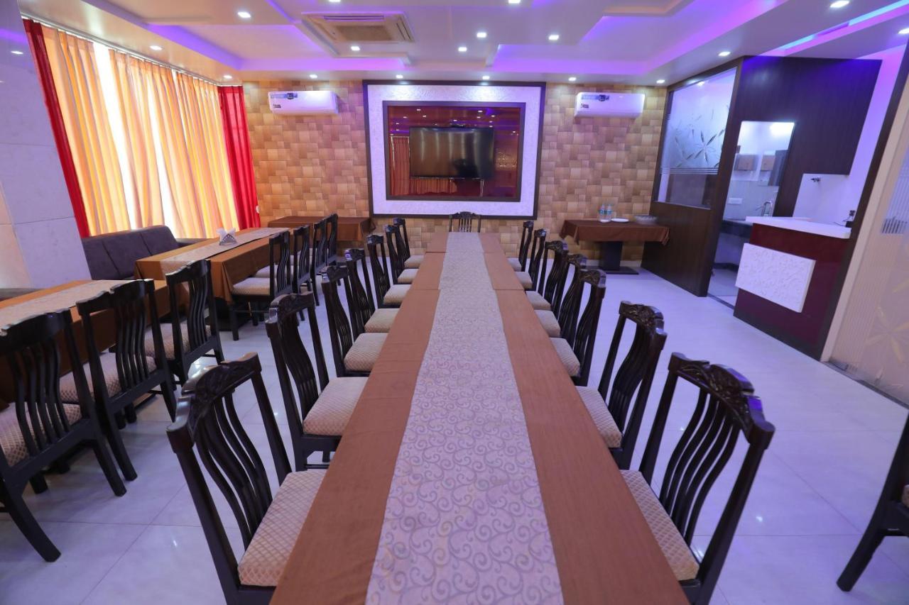Hotel Sahib'S Red Carpet - Family & Corporate Hotel Chain อัครา ภายนอก รูปภาพ