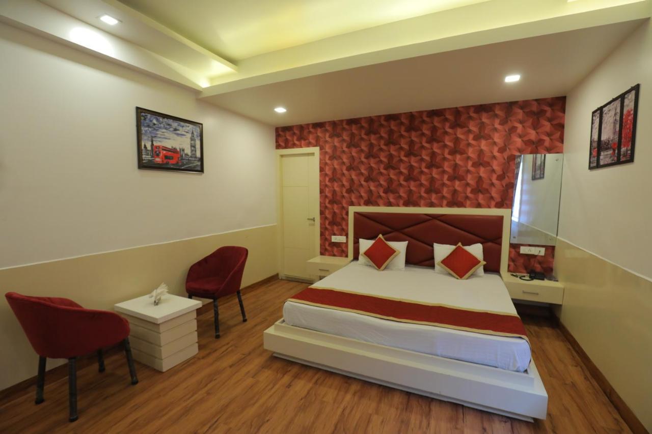 Hotel Sahib'S Red Carpet - Family & Corporate Hotel Chain อัครา ภายนอก รูปภาพ