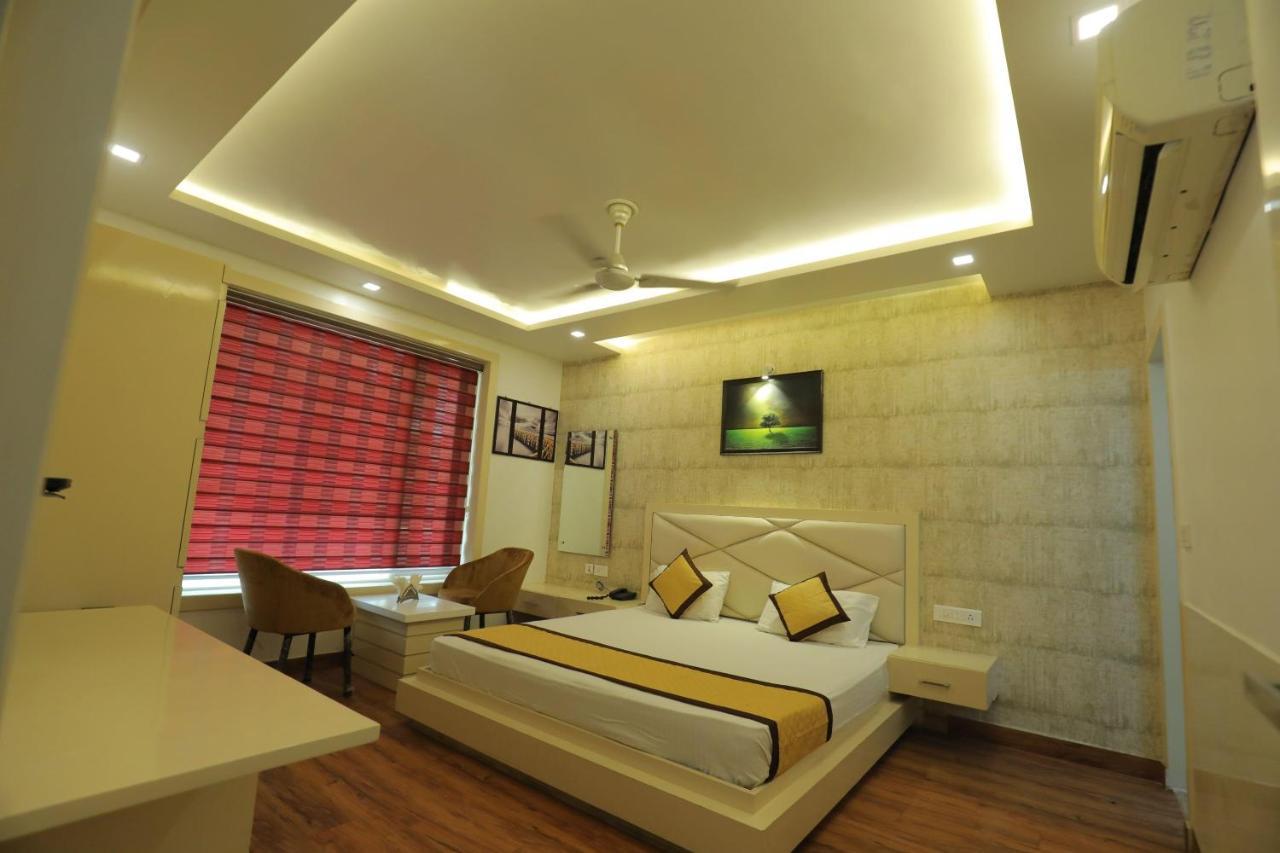 Hotel Sahib'S Red Carpet - Family & Corporate Hotel Chain อัครา ภายนอก รูปภาพ