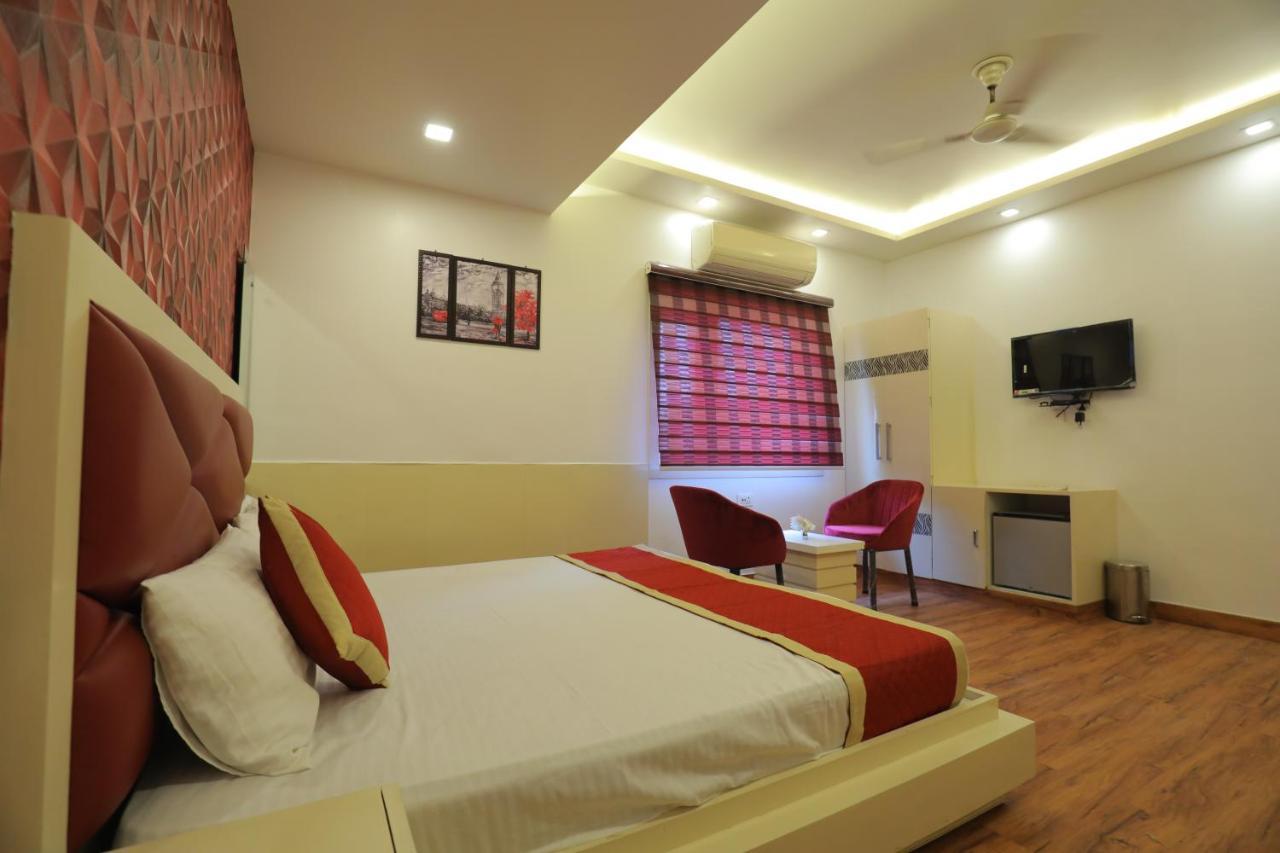Hotel Sahib'S Red Carpet - Family & Corporate Hotel Chain อัครา ภายนอก รูปภาพ