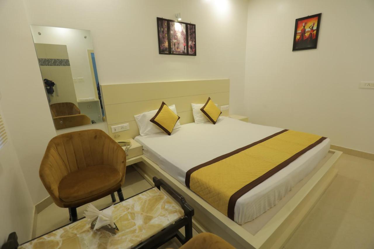 Hotel Sahib'S Red Carpet - Family & Corporate Hotel Chain อัครา ภายนอก รูปภาพ